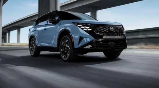 Ten Nissan spala benzynę, ale koła napędza prąd. Dostał ważne wyróżnienie